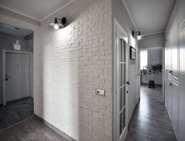 Oświetlona biała cegła na ścianie w korytarzu