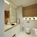 Biała łazienka z ceglaną ścianą