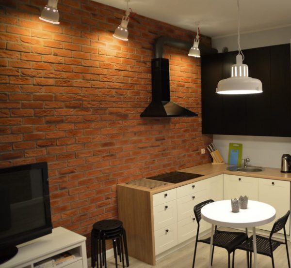 piękna i stylowa kuchnia z płytkami imitujące starą cegłę na ścianie