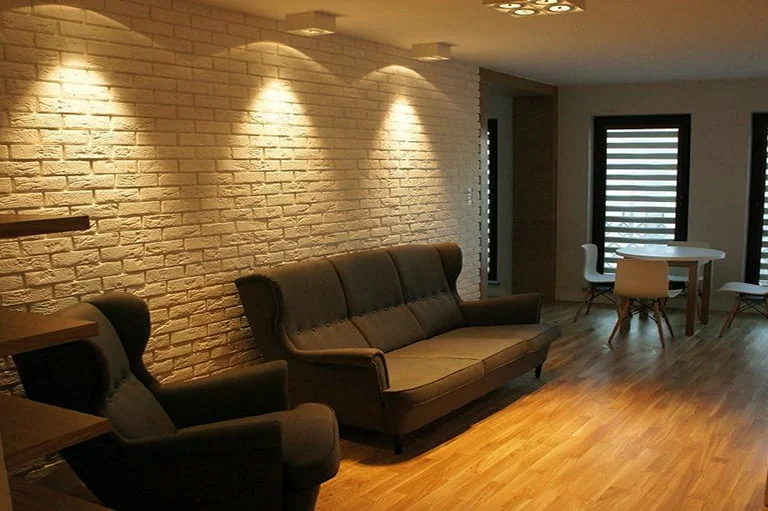 Ściana z cegły z kanapą
